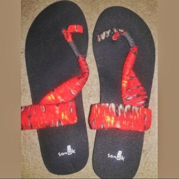 sanuk red flip flops